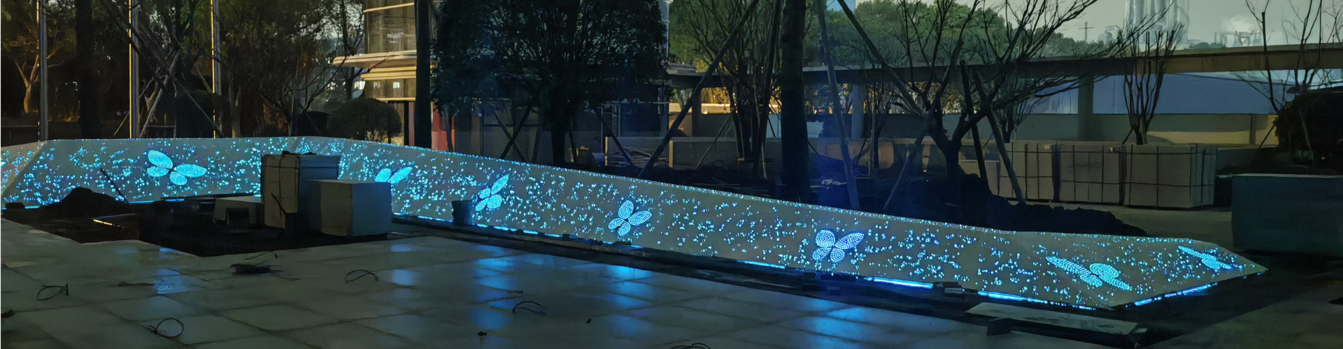 玻璃钢树池坐凳的艺术表达：城市空间的诗意栖居